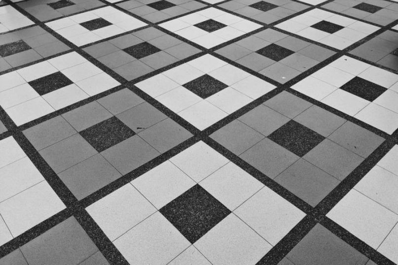 Porzellan ist eine Keramikart, die aus einer Mischung von Kaolin, Feldspat und Quarz hergestellt wird.