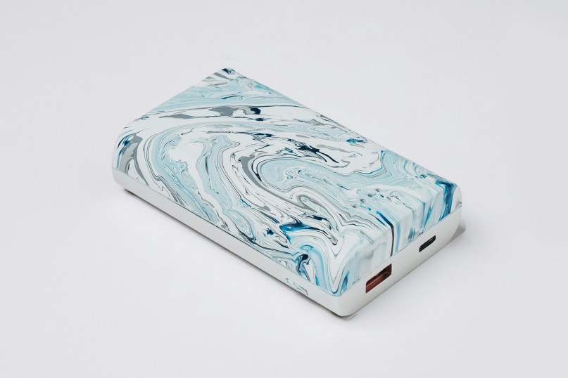 Eine Powerbank ist ein tragbares Gerät, das über Batterien oder Akkus verfügt und dazu dient, elektronische Geräte wie Smartphones, Tablets oder Laptops unterwegs aufzuladen.