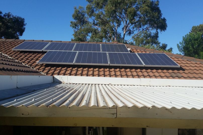 PV steht für Photovoltaik und bezieht sich auf die direkte Umwandlung von Sonnenlicht in elektrische Energie mithilfe von Solarzellen.