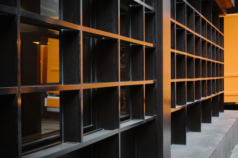 Die Montage der Metallregale sollte sorgfältig geplant werden