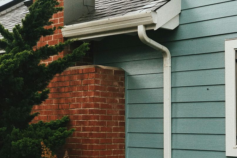 Ein Ritz ist eine schmale, flache Kerbe oder Einschnitt auf einer Oberfläche.