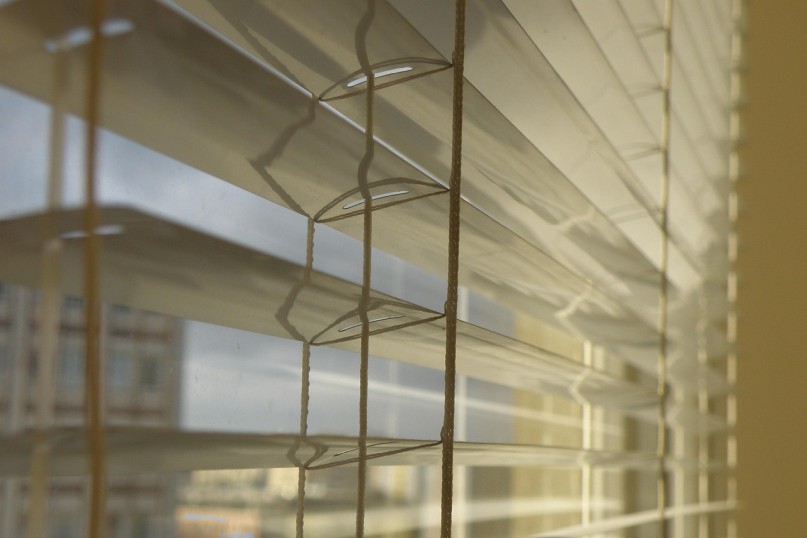 Eine Jalousie ist eine Art von Fensterabdeckung oder Sonnenschutzvorrichtung, die aus horizontalen oder vertikalen Lamellen besteht.