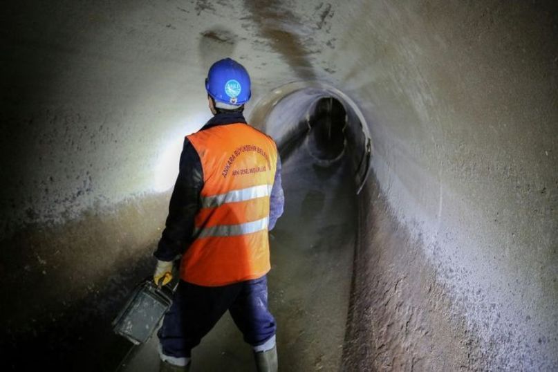 Beim Schlauchliner-Verfahren wird ein flexibler Kunststoffschlauch, der mit einem speziellen Harz getränkt ist, in den zu sanierenden Kanalabschnitt eingeführt.