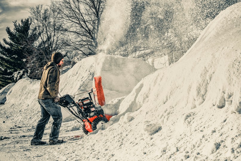 Eine Schneefräse ist ein motorisiertes Gerät, das speziell entwickelt wurde, um Schnee von Flächen wie Gehwegen, Straßen und Einfahrten zu entfernen. Eine Schneefräse ist ein motorisiertes Gerät, das speziell entwickelt wurde, um Schnee von Flächen wie Gehwegen, Straßen und Einfahrten zu entfernen.