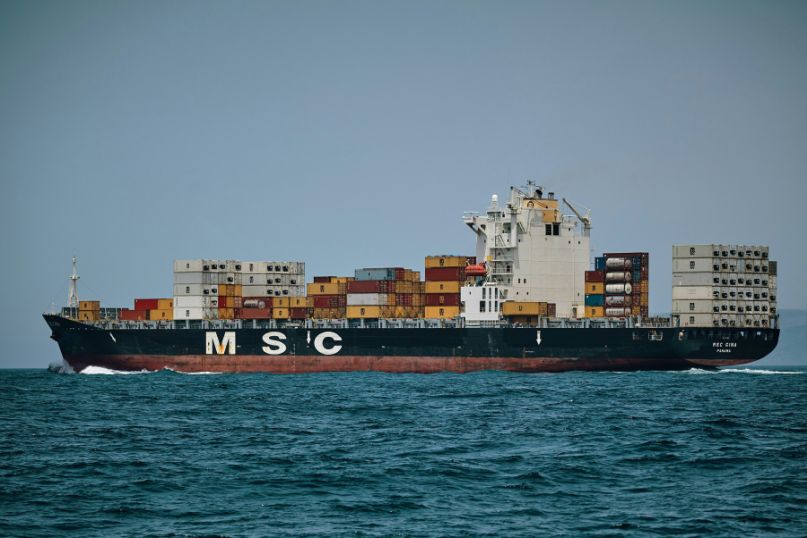 Ein Seecontainer ist ein genormter, robuster Behälter aus Stahl, der primär für den Transport von Gütern auf See konzipiert wurde. Ein Seecontainer ist ein genormter, robuster Behälter aus Stahl, der primär für den Transport von Gütern auf See konzipiert wurde.
