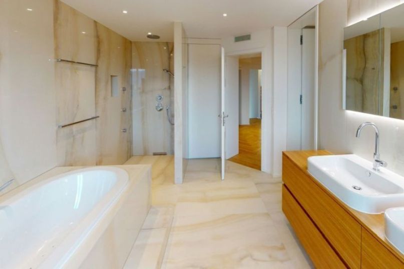 Eine der größten Gefahren im Badezimmer sind glatte Böden