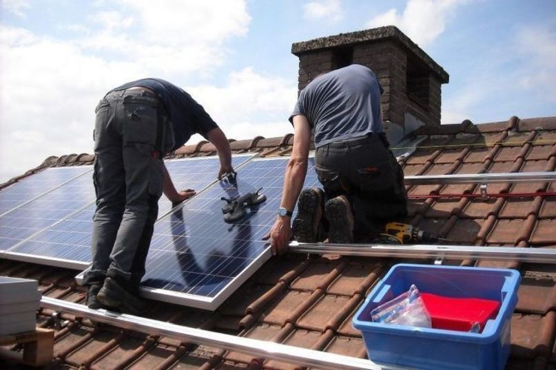 Solarstrom ist elektrische Energie, die durch die Umwandlung von Sonnenlicht in Solarzellen oder Photovoltaikanlagen erzeugt wird.