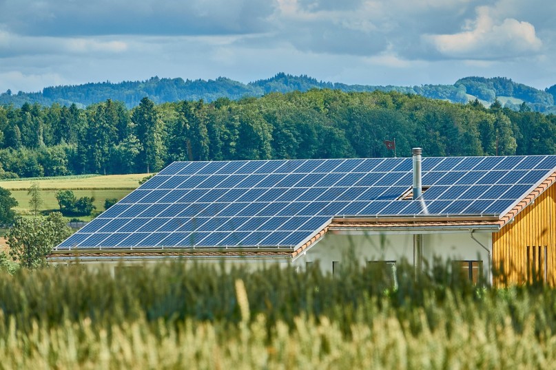 Photovoltaikanlagen auf dem eigenen Dach bieten Unternehmen die Möglichkeit, einen Teil des benötigten Stroms selbst zu erzeugen