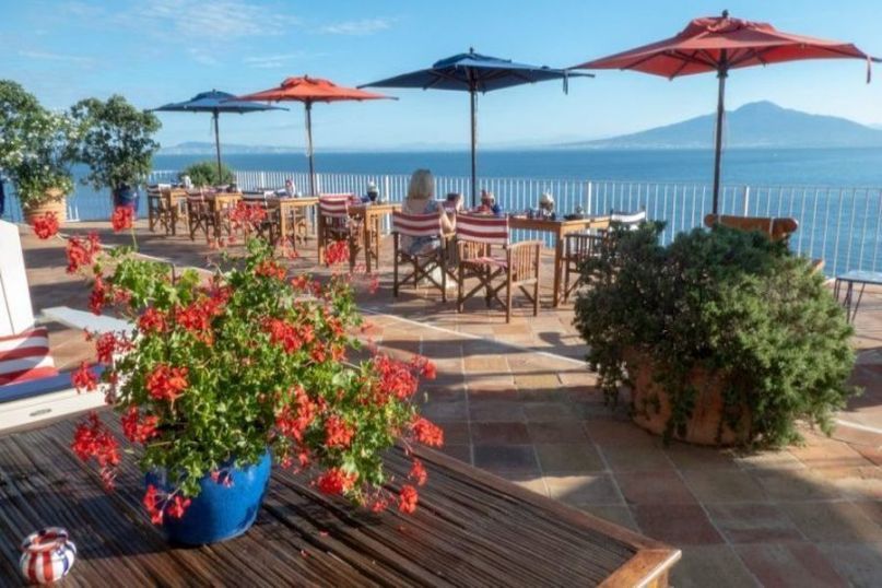 Ein Sonnenschirm ist ein mobiler Schirm, der primär dazu dient, Menschen vor intensiver Sonneneinstrahlung und übermäßiger Hitze zu schützen.