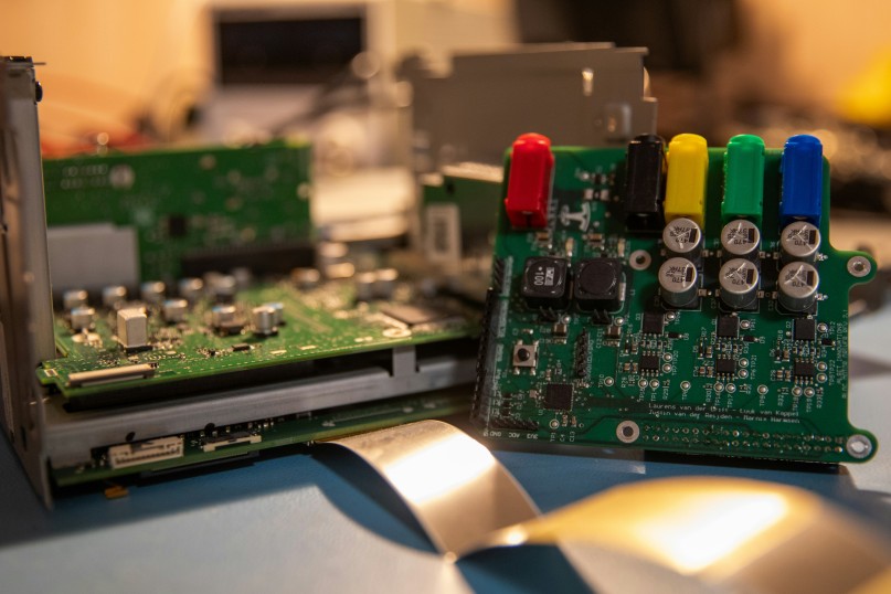 Ein Speisetrenner ist ein elektronisches Gerät, das in der industriellen Automatisierung eingesetzt wird, um elektrische Signale galvanisch zu trennen. Ein Speisetrenner ist ein elektronisches Gerät, das in der industriellen Automatisierung eingesetzt wird, um elektrische Signale galvanisch zu trennen.