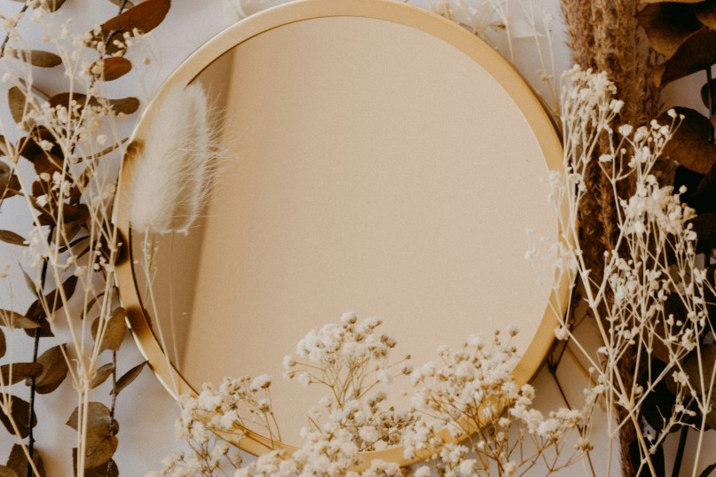 Spiegel reflektieren Licht und schaffen Weite - zwei Eigenschaften, die besonders in Fluren willkommen sind