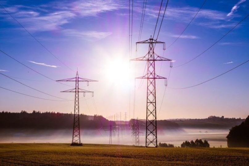 Der Stromverbrauch bezieht sich auf die Menge an elektrischer Energie, die von einem Gerät, einer Anlage oder einem Haushalt verwendet wird.