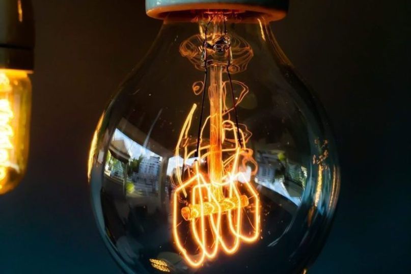 Ein Teelicht ist eine kleine Kerze, die in einem Metall- oder Kunststoffbehälter platziert ist.