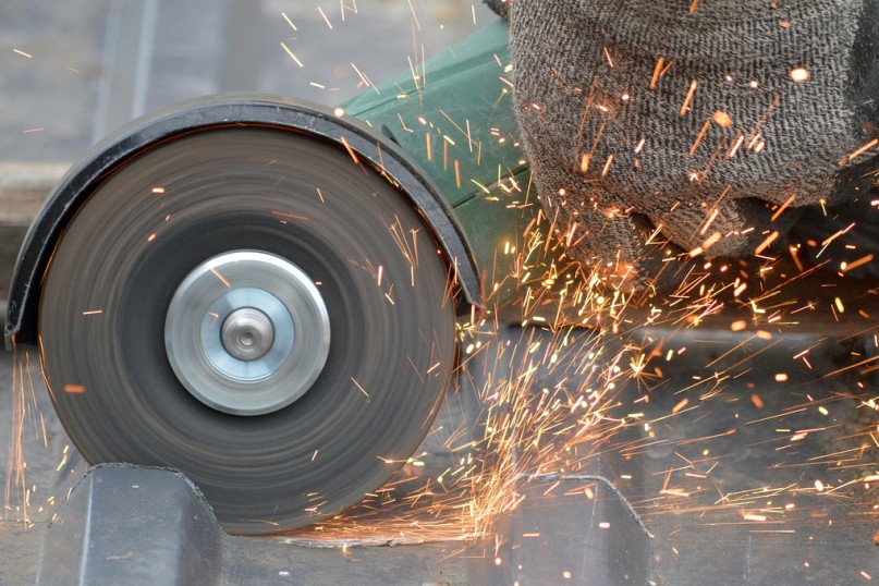 Eine Trennscheibe ist ein rotierendes Werkzeug, das zum präzisen Trennen oder Schneiden von Werkstoffen wie Metall, Stein, Beton oder Keramik eingesetzt wird. Eine Trennscheibe ist ein rotierendes Werkzeug, das zum präzisen Trennen oder Schneiden von Werkstoffen wie Metall, Stein, Beton oder Keramik eingesetzt wird.