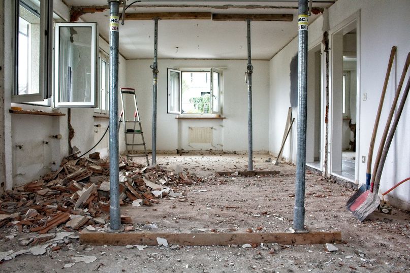 Trockenbau ist eine Bauweise, bei der Bauelemente wie Gipskartonplatten, Metallprofile und Dämmmaterialien verwendet werden, um Wände, Decken und Böden in Innenräumen zu errichten. Trockenbau ist eine Bauweise, bei der Bauelemente wie Gipskartonplatten, Metallprofile und Dämmmaterialien verwendet werden, um Wände, Decken und Böden in Innenräumen zu errichten.