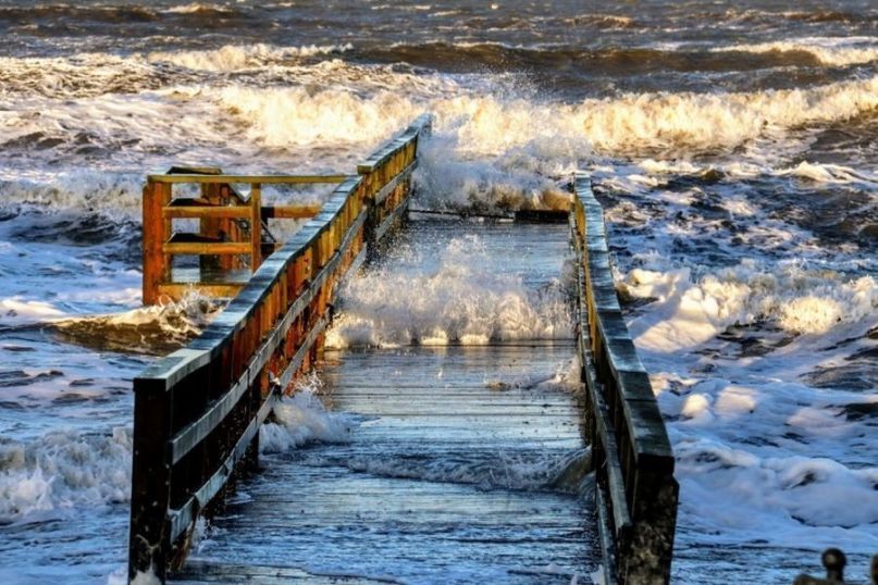 Überschwemmungsschutz bezieht sich auf die Gesamtheit der Maßnahmen und Vorkehrungen, die ergriffen werden, um Eigentum und Infrastruktur vor den Schäden durch Überflutungen zu schützen.