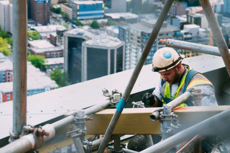 Eine Unterkonstruktion bezieht sich auf die tragende oder unterstützende Struktur, auf der etwas aufgebaut oder befestigt wird.