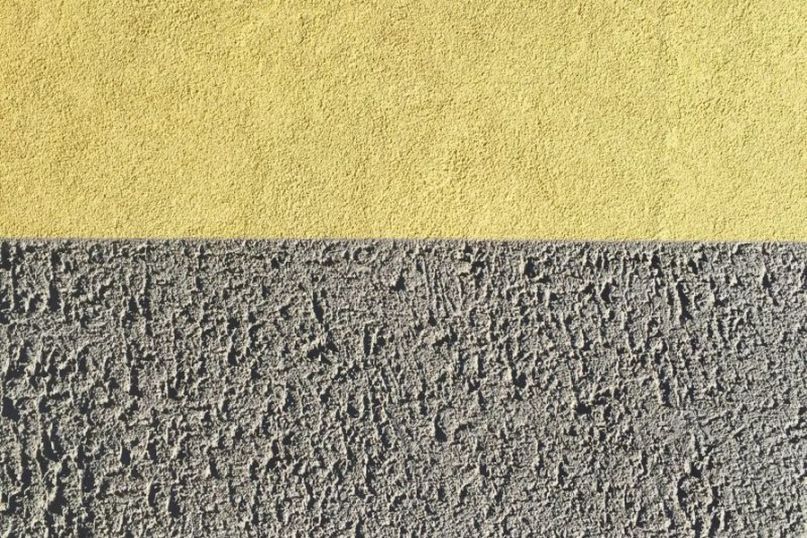 Unterputz bezieht sich auf eine Installationsmethode, bei der elektrische Leitungen, Rohrleitungen oder andere Installationen in Wänden, Decken oder Böden verlegt werden.