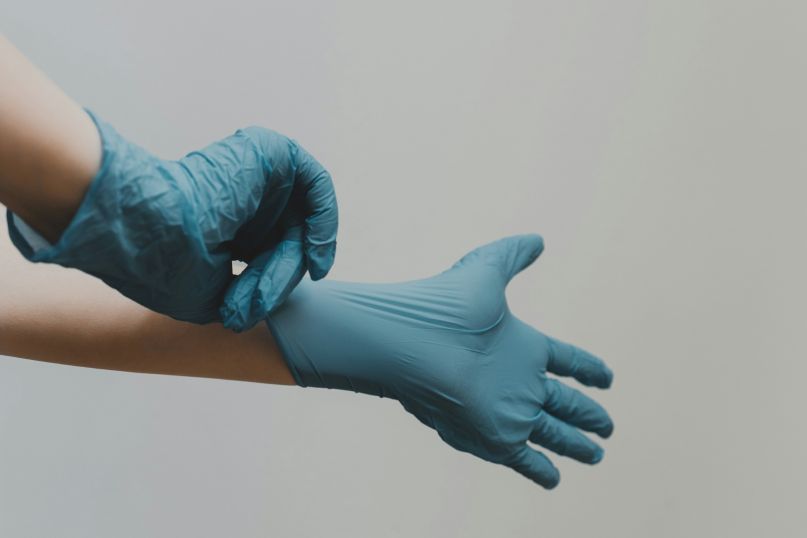 Eine Verunreinigung bezieht sich auf das Vorhandensein von schädlichen oder unerwünschten Substanzen oder Elementen in einer Umgebung, einem Produkt oder einem Material.