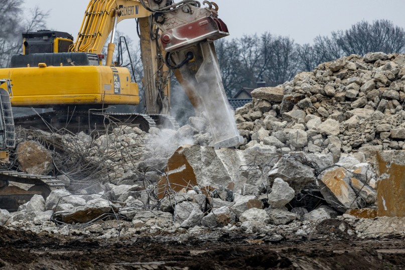 Verwertung bezieht sich auf den Prozess der Wiederaufbereitung und Wiederverwendung von Materialien, um Ressourcen zu schonen und die Umweltbelastung zu verringern.