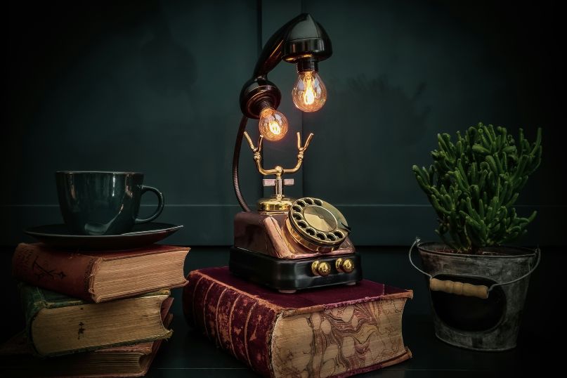 Vintage-Accessoires sind dekorative Gegenstände, die den Stil vergangener Zeiten repräsentieren.