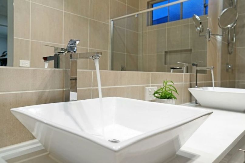 Ein Warmwassersystem umfasst die Gesamtheit aller technischen Komponenten und Installationen, die zur Bereitstellung, Speicherung, Verteilung und Regelung von erwärmtem Wasser in einem Gebäude dienen.