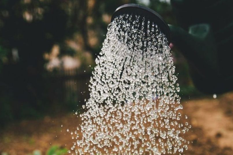 Ein Wasserhahn ist eine Vorrichtung zur Entnahme von fließendem Wasser aus einer Leitung.
