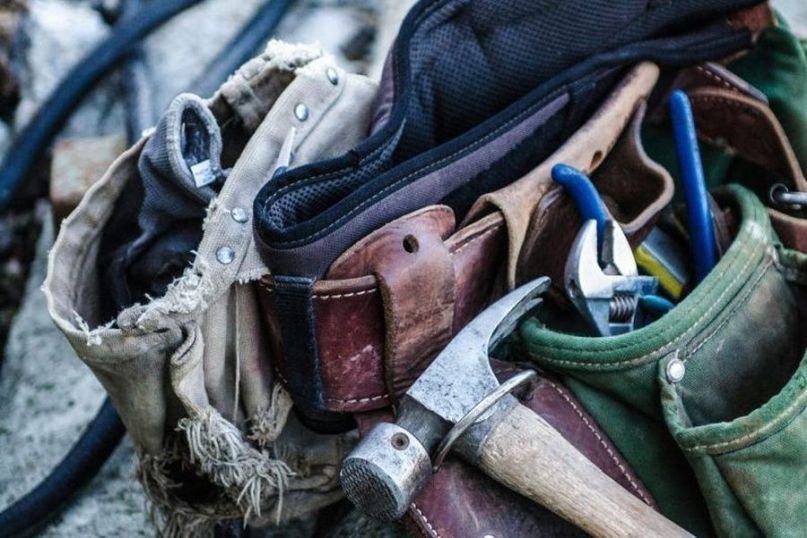 Werkzeugkoffer ist ein Behälter, der dazu verwendet wird, Werkzeuge aufzubewahren und zu transportieren.