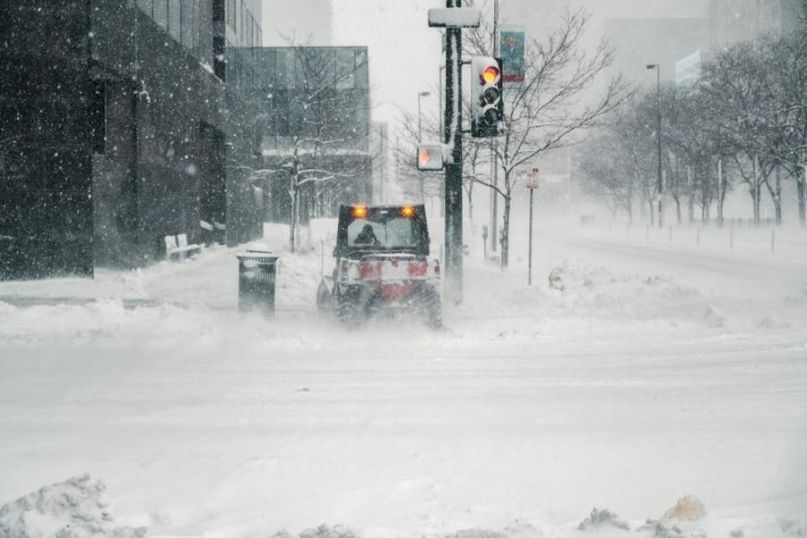 Der Winterdienst umfasst alle Maßnahmen, die dazu dienen, Straßen, Gehwege und andere Flächen im Winter sicher und benutzbar zu halten.