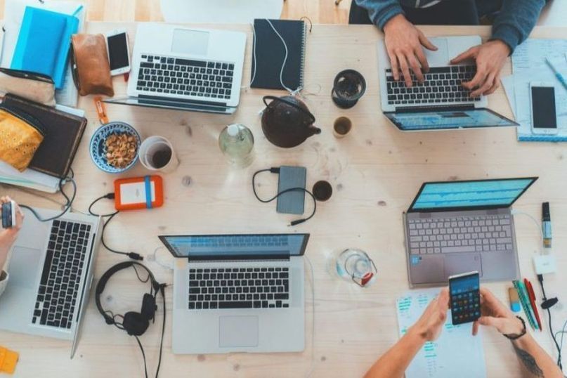 Die Zusammenarbeit bezeichnet das gemeinsame Arbeiten und Handeln mehrerer Personen oder Organisationen, um ein gemeinsames Ziel zu erreichen. Die Zusammenarbeit bezeichnet das gemeinsame Arbeiten und Handeln mehrerer Personen oder Organisationen, um ein gemeinsames Ziel zu erreichen.