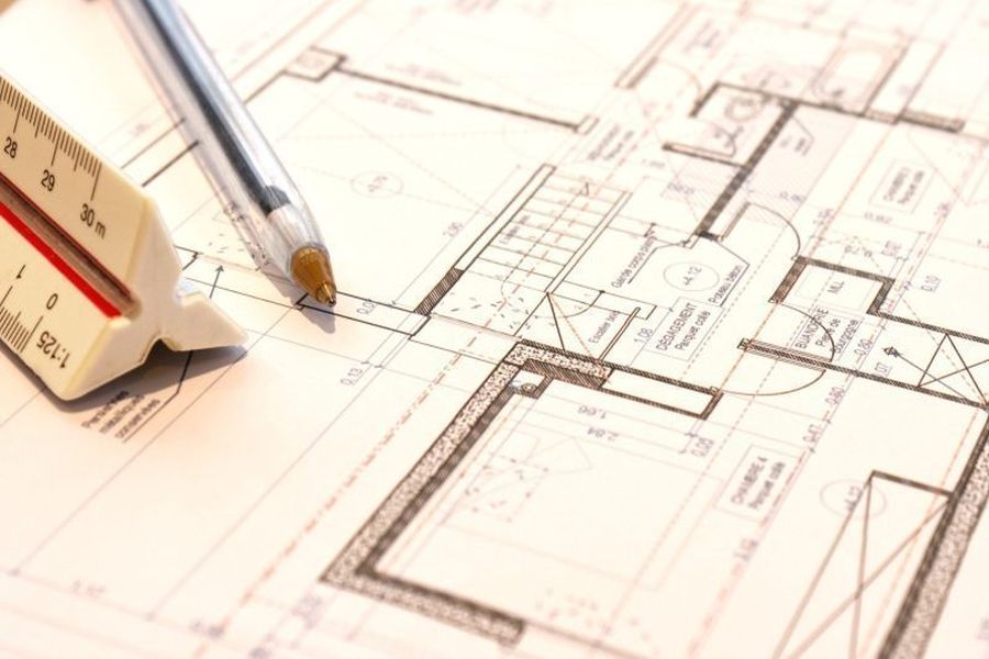 Ein Architekt ist ein professioneller Bauplaner, der Gebäude und Strukturen entwirft und plant