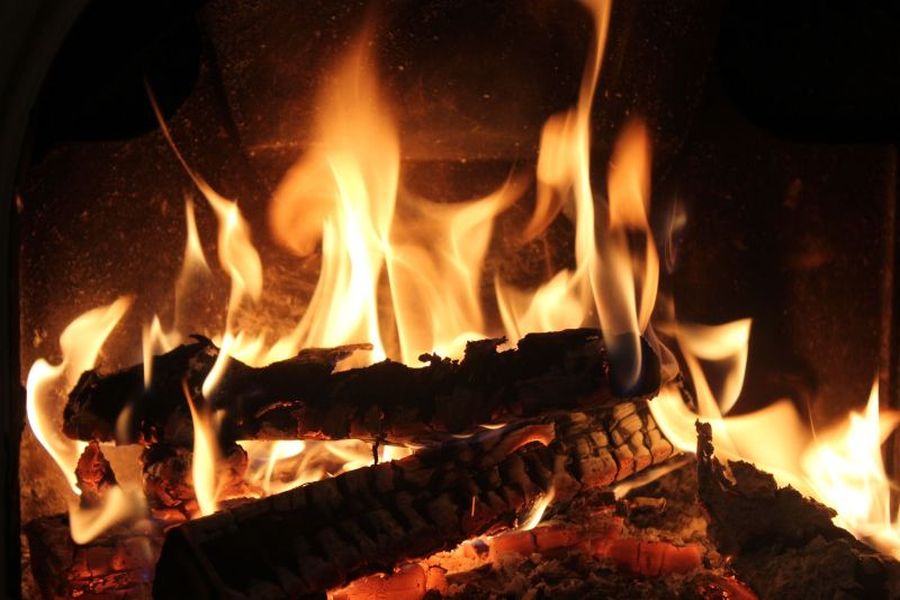 Feuer ist eine komplexe chemische Reaktion, die Licht, Wärme und Flammen erzeugt