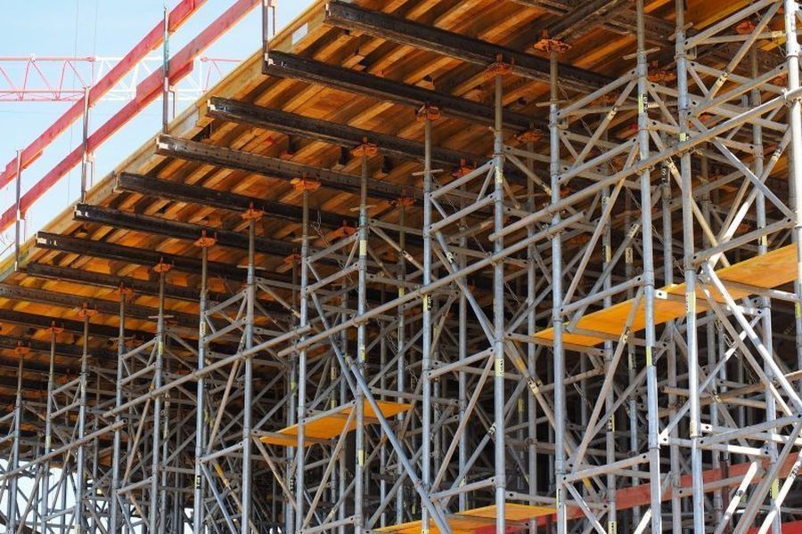 Ein Gerüst ist eine temporäre Struktur, die hauptsächlich in der Bauindustrie verwendet wird, um Arbeiten an Gebäuden oder anderen hohen Strukturen zu ermöglichen