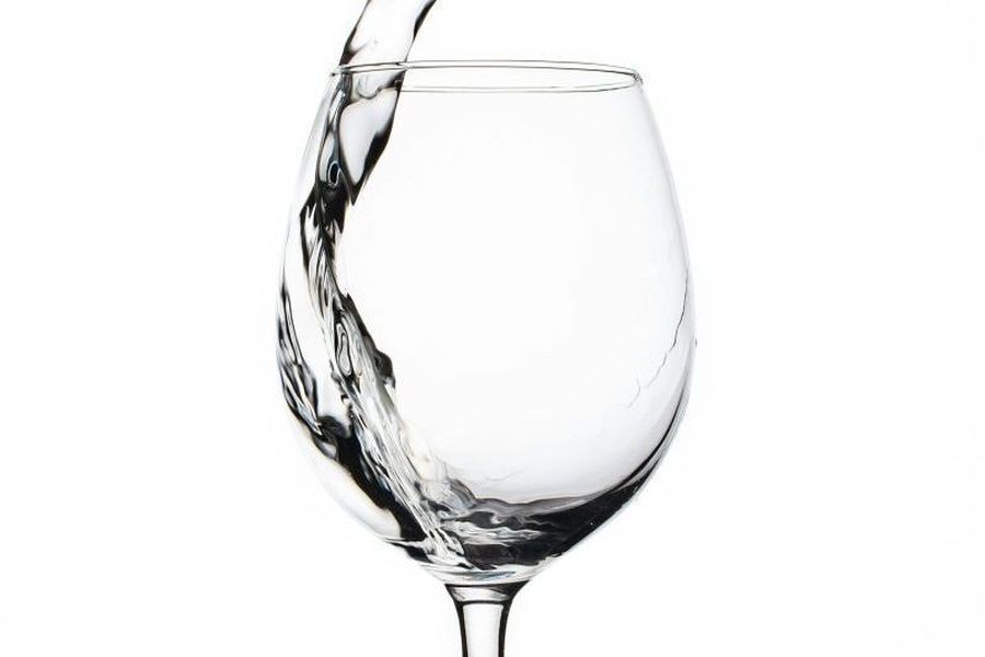 Glas ist ein anorganisches, amorphes Material, das durch Schmelzen und anschließendes schnelles Abkühlen hergestellt wird