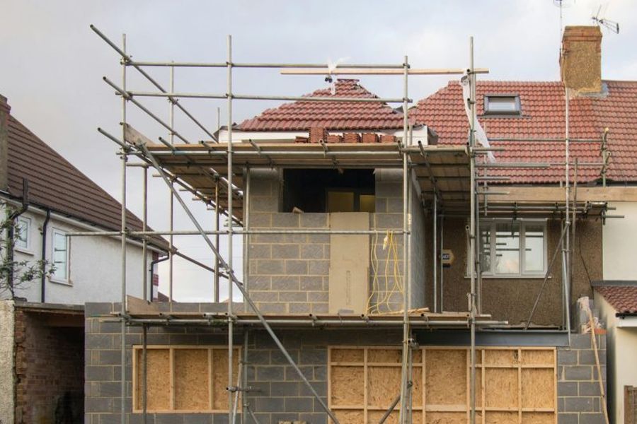 Hausbau bezeichnet den komplexen Prozess der Errichtung eines Wohngebäudes, der von der ersten Planung bis zur schlüsselfertigen Übergabe reicht