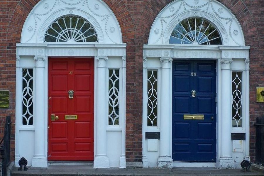 Eine Haustür ist der Eingangsbereich eines Hauses und kann auch als Hauseingangs-, Haustor- oder Haupttüre bezeichnet werden