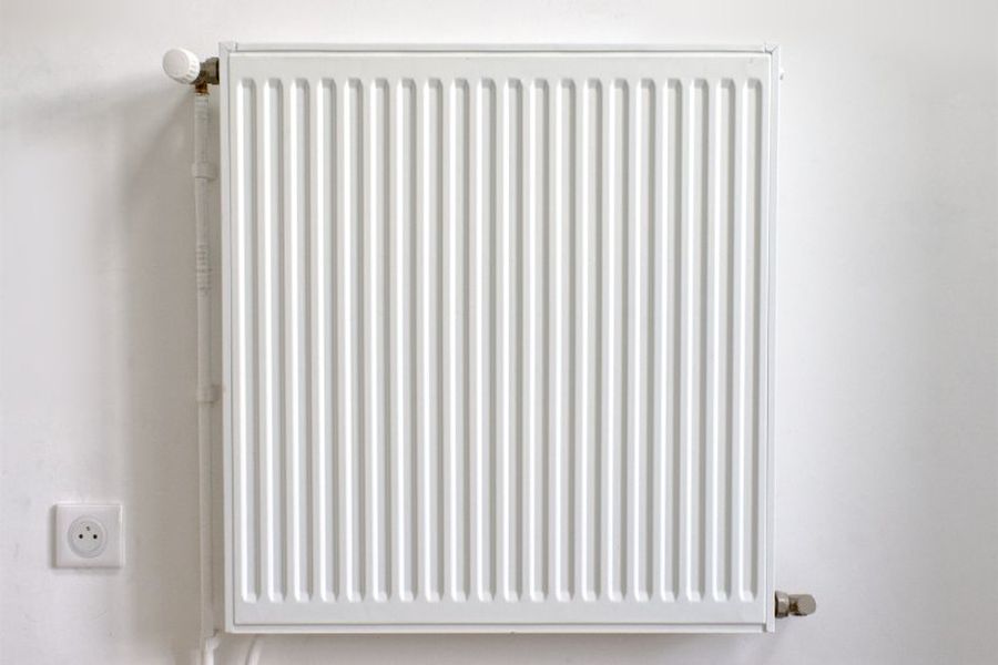 Ein Heizkörper ist eine essentielle Heizvorrichtung in Gebäuden, die in der Regel an der Wand befestigt ist und Wärme durch eine Kombination von Strahlung und Konvektion abgibt