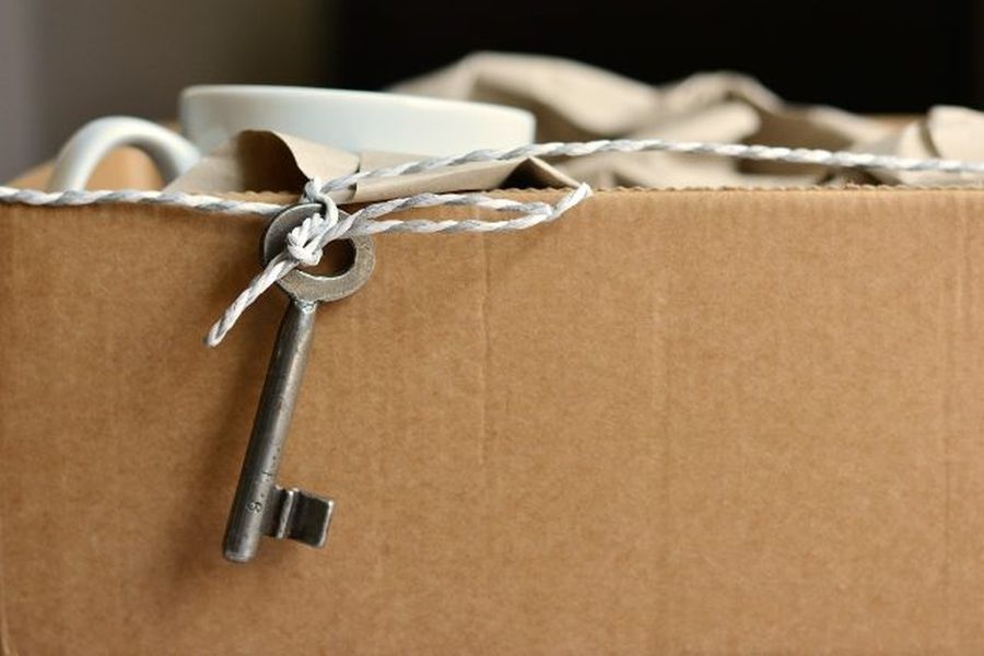 Karton ist ein vielseitiges Verpackungsmaterial, das oft zum Versand und zur Lagerung von Waren verwendet wird