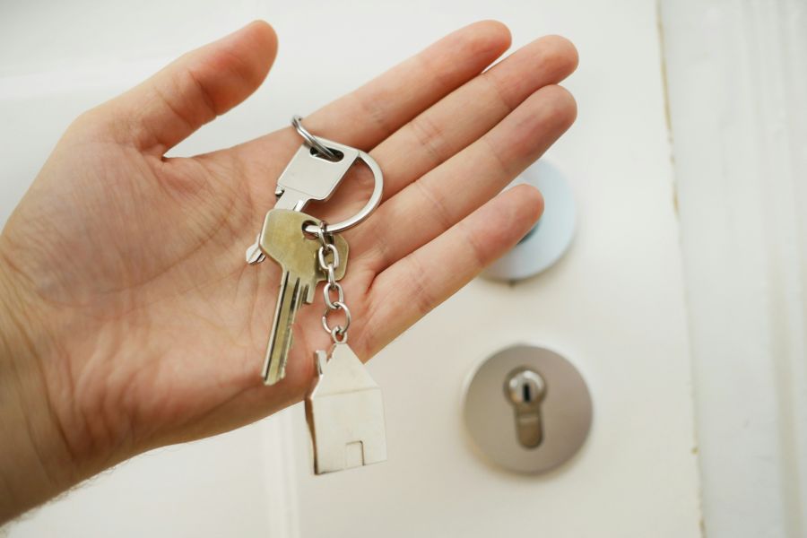 Ein Schlüssel ist ein kleines Werkzeug, das zum Öffnen oder Verschließen von Schlössern verwendet wird