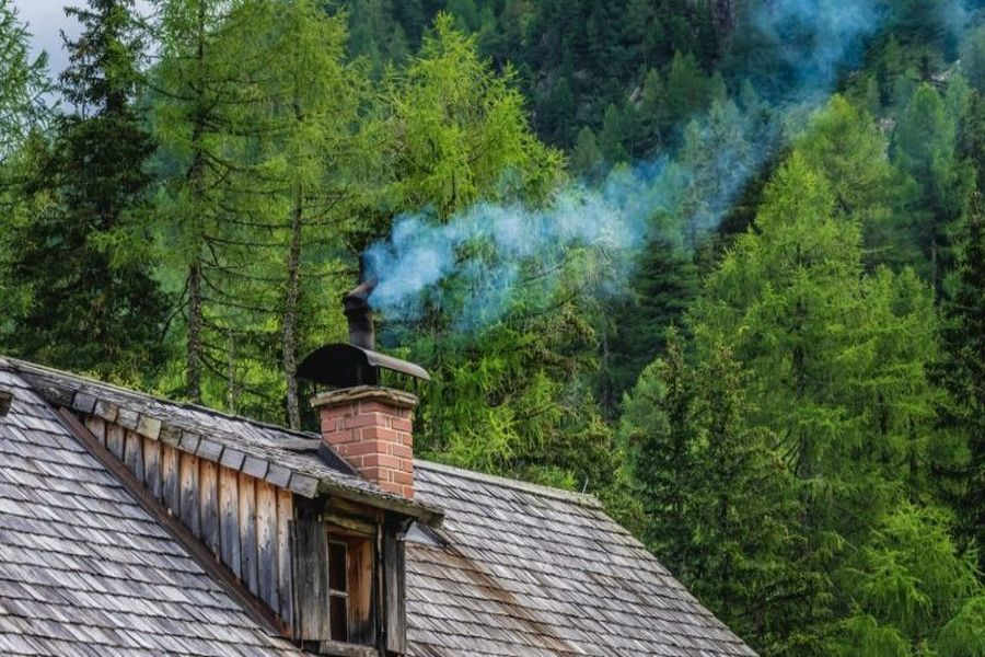 Schornstein ist eine vertikale Struktur, die speziell entworfen ist, um Rauch, Gase und Verbrennungsprodukte von Feuerstätten wie Kaminen, Öfen oder industriellen Einrichtungen sicher nach außen zu leiten