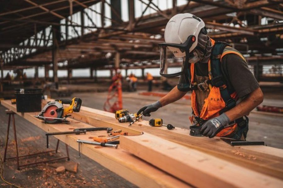 Baustellensicherheit umfasst alle Maßnahmen und Praktiken, die darauf abzielen, Unfälle, Verletzungen und Gesundheitsrisiken auf Baustellen zu minimieren