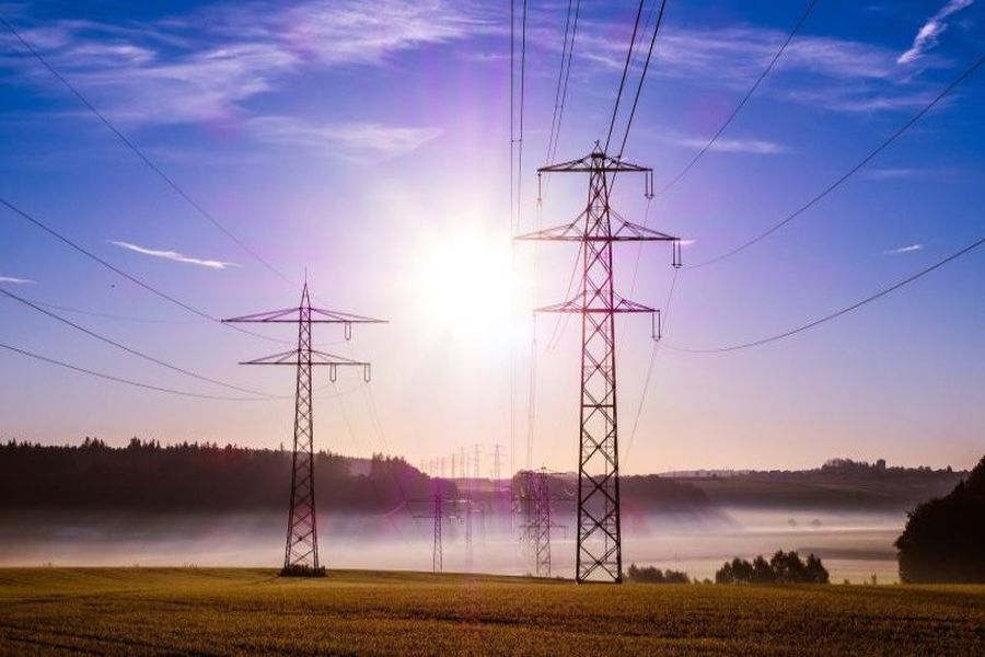 Die Stromversorgung umfasst die gesamte Infrastruktur und die Prozesse zur Erzeugung, Übertragung und Verteilung elektrischer Energie an Verbraucher