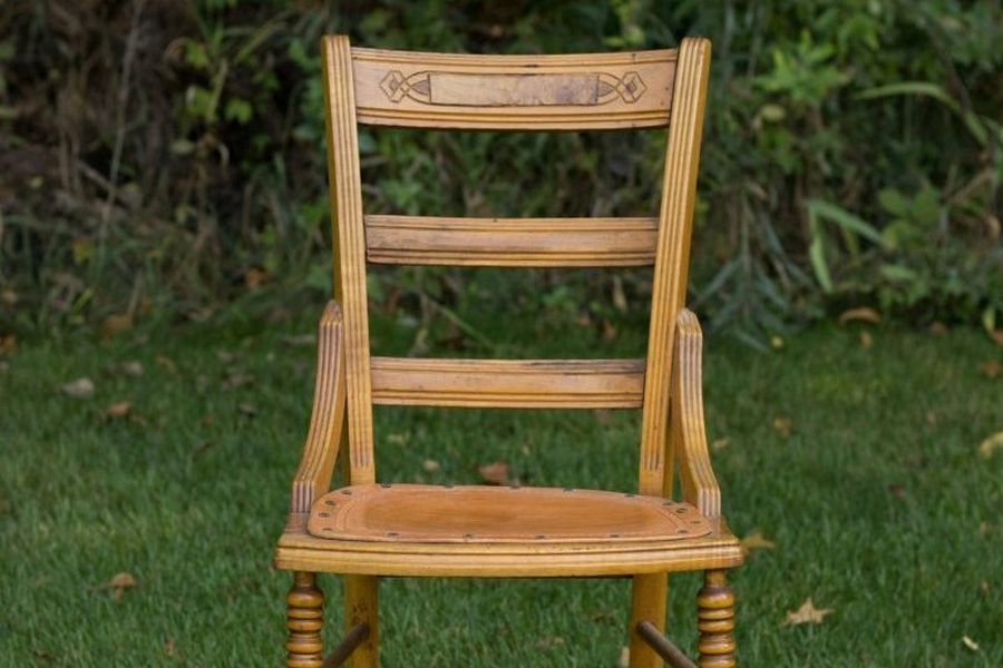 Ein Stuhl ist eine Sitzgelegenheit, die aus einem Sitz, einer Rückenlehne und oft auch Armlehnen besteht
