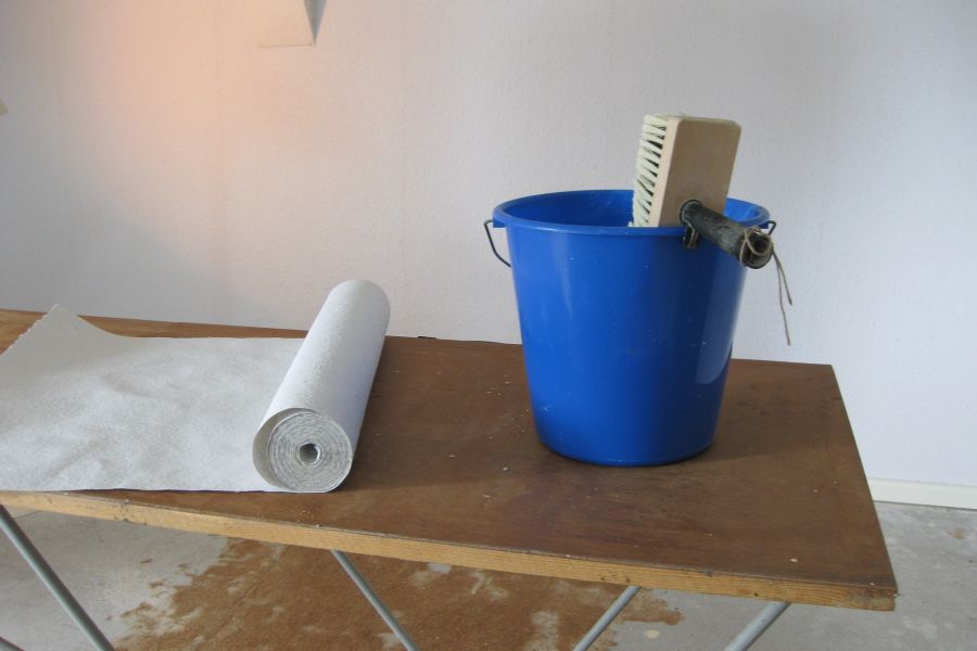 Ob im Schlafzimmer oder in der Küche: Tapeten bieten gegenüber Wandfarben viele Vorteile und erleben aus gutem Grund ein Revival