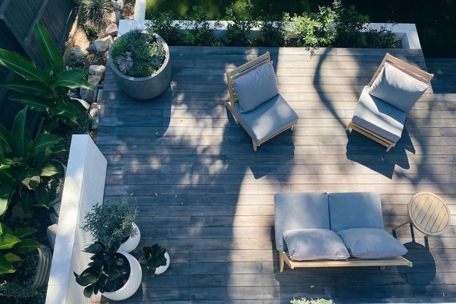 Eine Terrasse ist ein ebenerdiger oder leicht erhöhter Freisitz im Außenbereich, der direkt an ein Haus oder eine Wohnung angrenzt