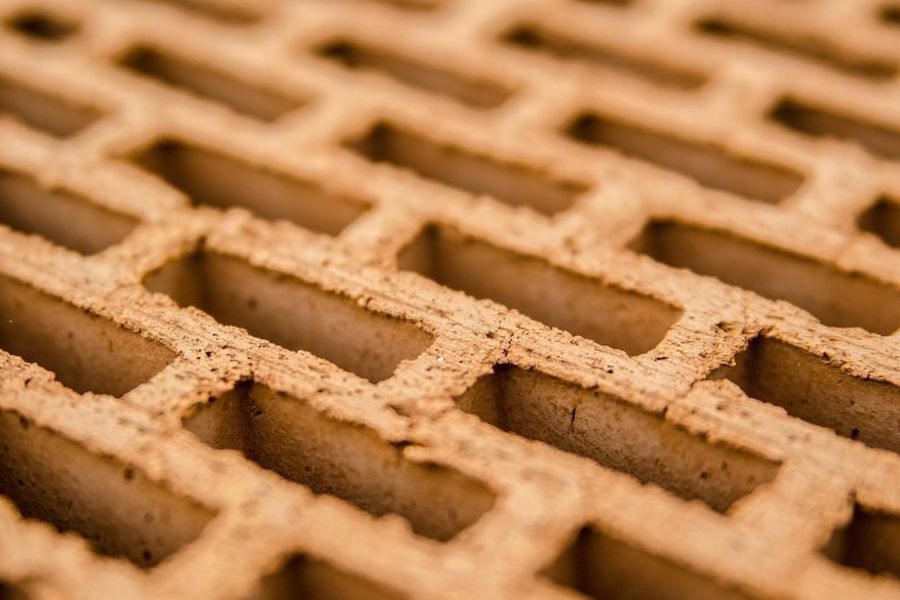 Ein Ziegel ist ein rechteckiger Block aus gebranntem Ton oder anderen Materialien, der seit Jahrtausenden als grundlegendes Bauelement verwendet wird